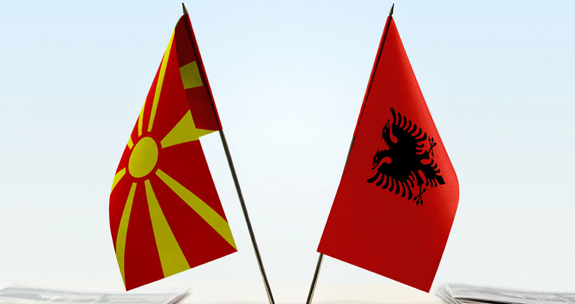 Flaggen Nordmazedonien und Albanien