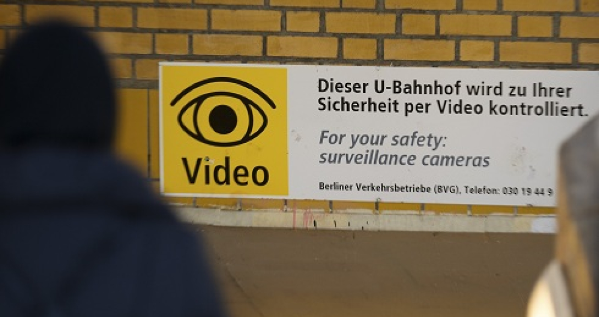 Innere Sicherheit: Hinweisschild Videoüberwachung im U-Bahnhof Innere Sicherheit: Hinweisschild Videoüberwachung im U-Bahnhof