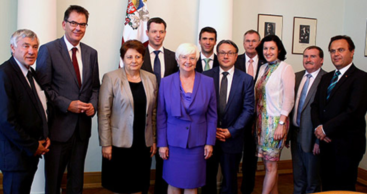 CSU-Landesgruppe im Gespräch mit der Ministerpräsidentin der Republik Lettland CSU-Landesgruppe im Gespräch mit der Ministerpräsidentin der Republik Lettland_490x275