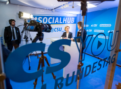 Stefan Müller interviewt Ursula von der Leyen im neuen Social Hub der CSU im Bundestag