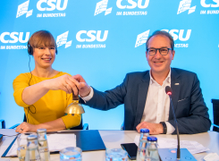 Alexander Dobrindt und Kersti Kaljulaid im Gespräch mit Mitgliedern der CSU im Bundestag
