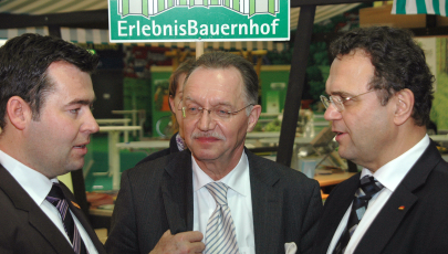 Dr. Hans-Peter Friedrich und Bauernpräsident Gerd Sonnleitner beim gemeinsamen Messerundgang 