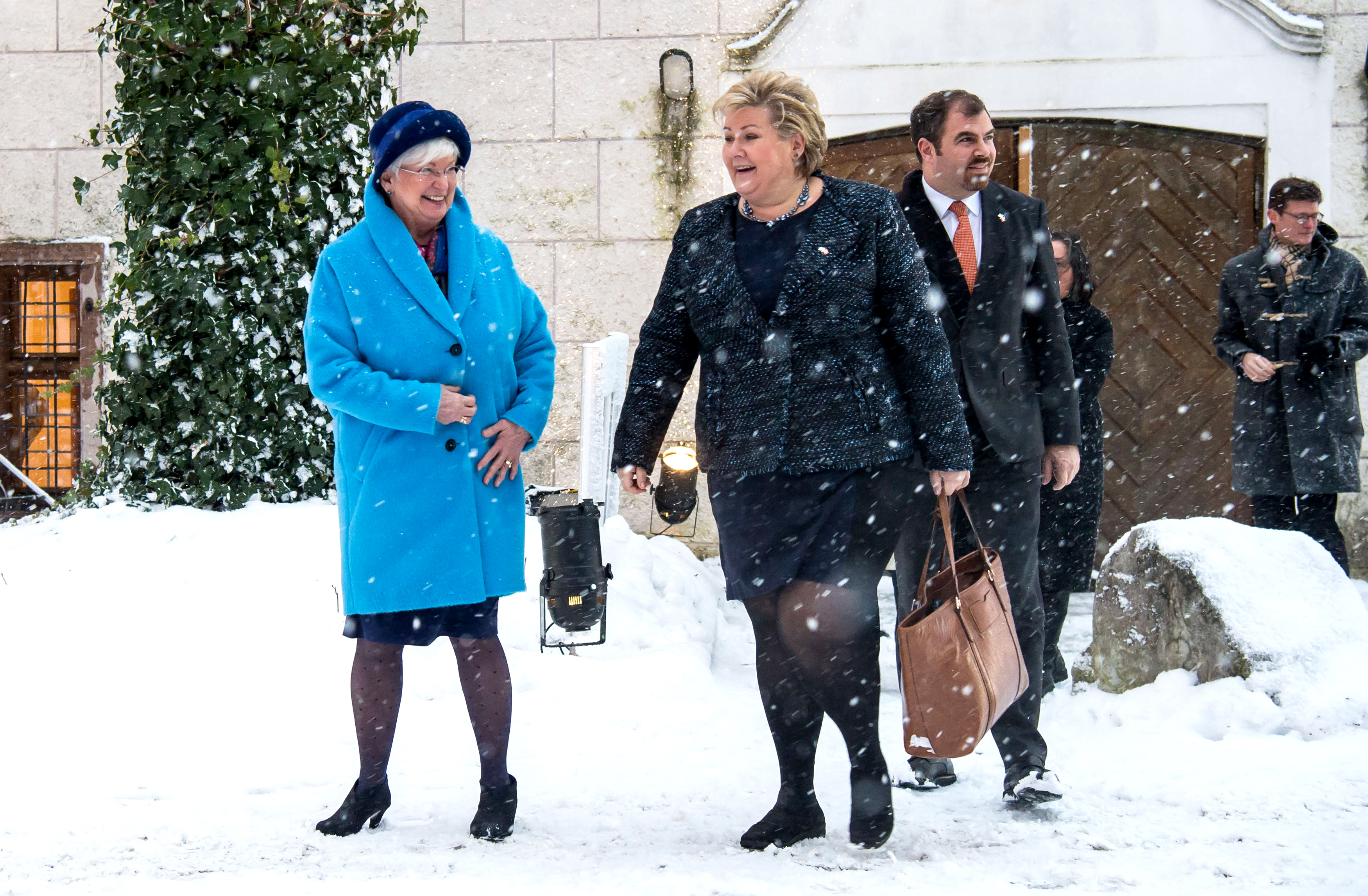 Gerda Hasselfeldt begrüßt Erna Solberg, Ministerpräsidentin von Norwegen