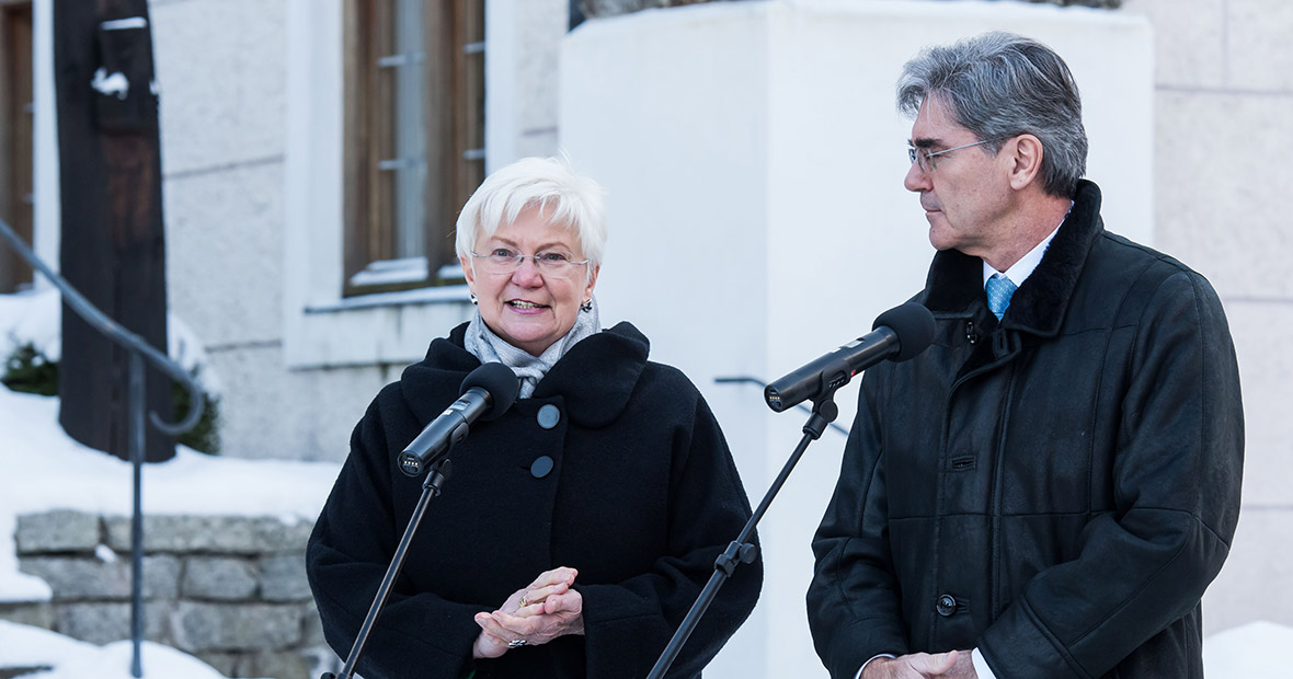 Gerda Hasselfeldt begrüßt Joe Kaeser, Vorstandsvorsitzender der Siemens AG