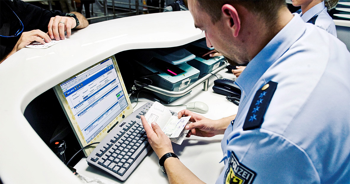 Bundespolizist überprüft einen Ausweis