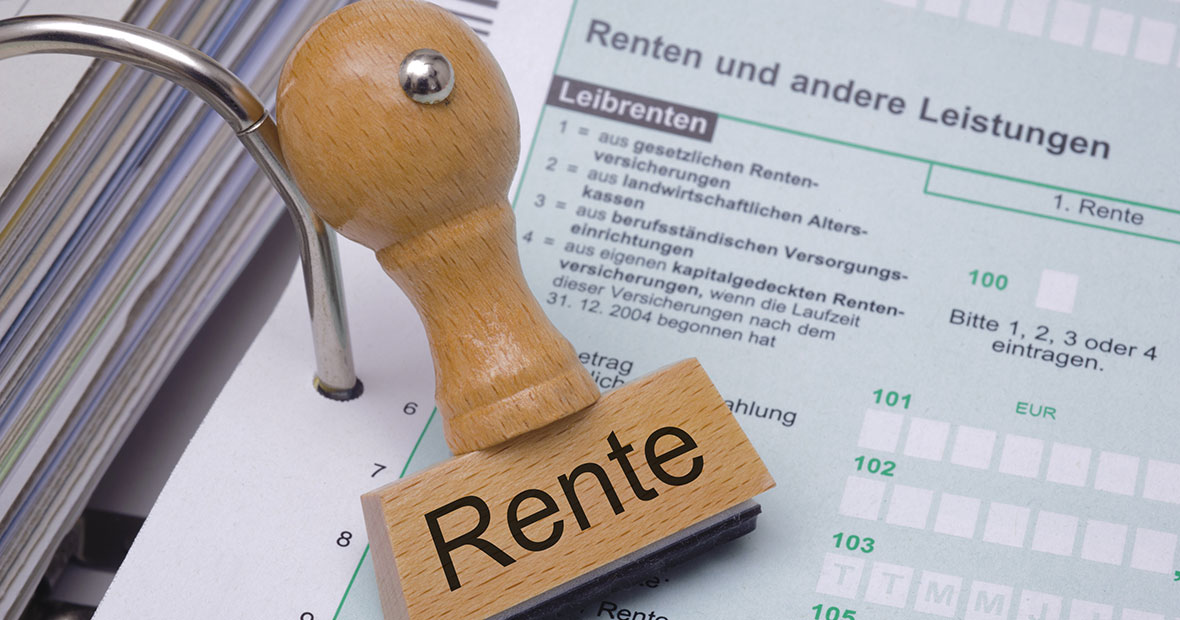 Stempel mit Aufdruck RENTE auf Steuerformular