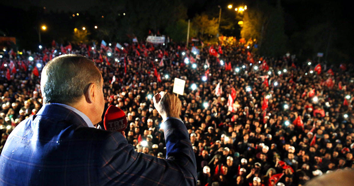 Präsident Erdogan spricht vor einer Menschenmenge nach der Abstimmung über das türkische Referendum
