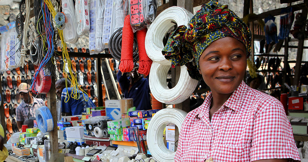 Marktstand in Goma mit Besitzerin