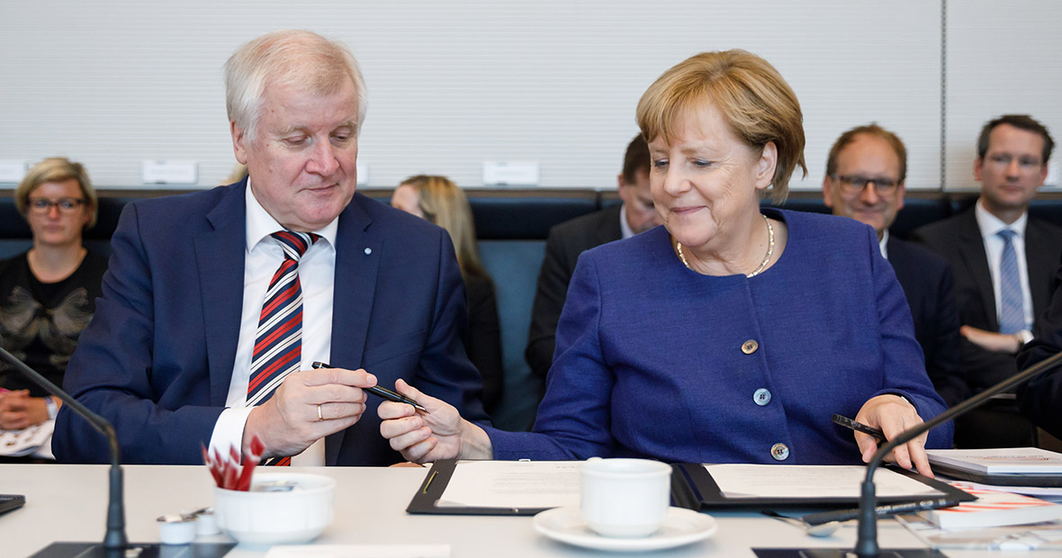 Bundeskanzlerin Angela Merkel und der bayerische Ministerpräsident Horst Seehofer unterzeichnen am 26.09.2017 in Berlin bei der Konstituierenden Sitzung der CDU/CSU-Bundestagsfraktion die Fraktionsvereinbarung