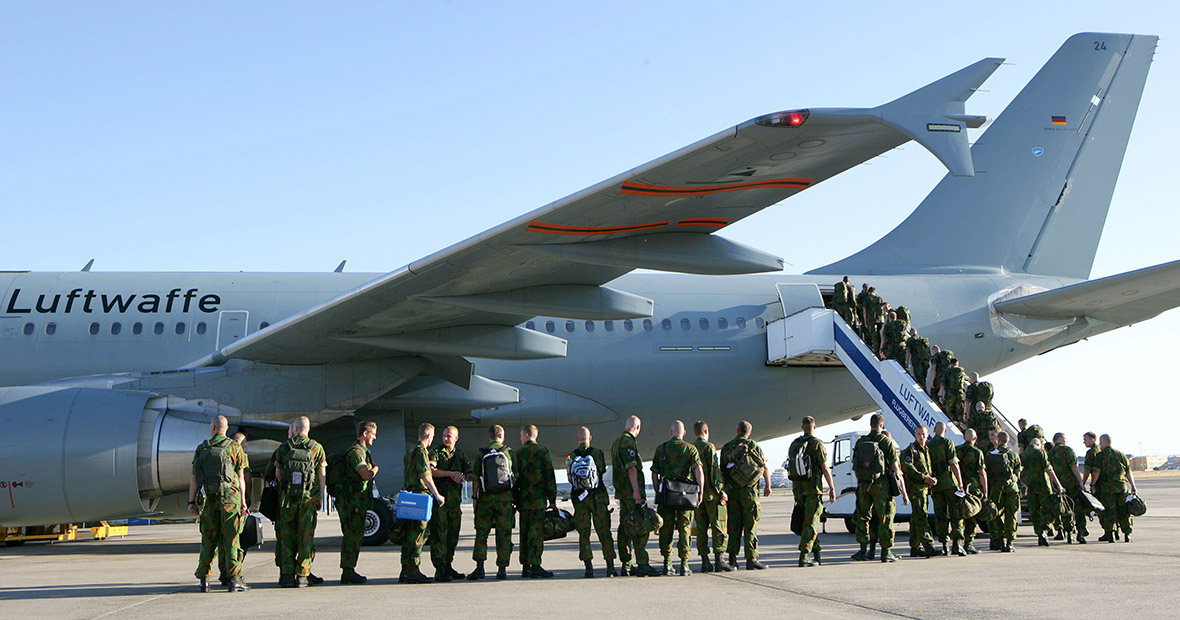 Bundeswehrsoldaten steigen in einen Airbus der Luftwaffe