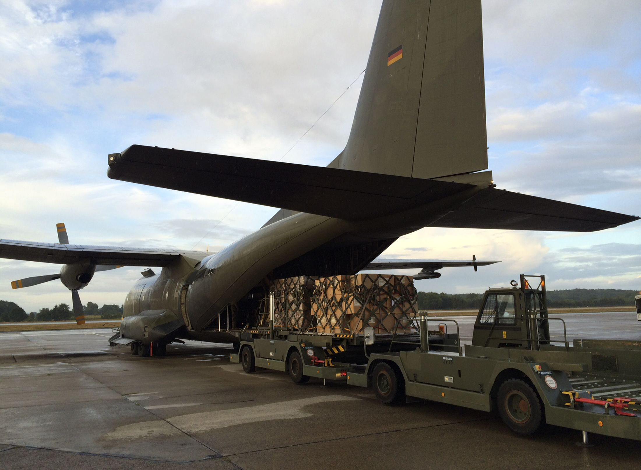 Beladung eines Transportflugzeuges der Bundeswehr