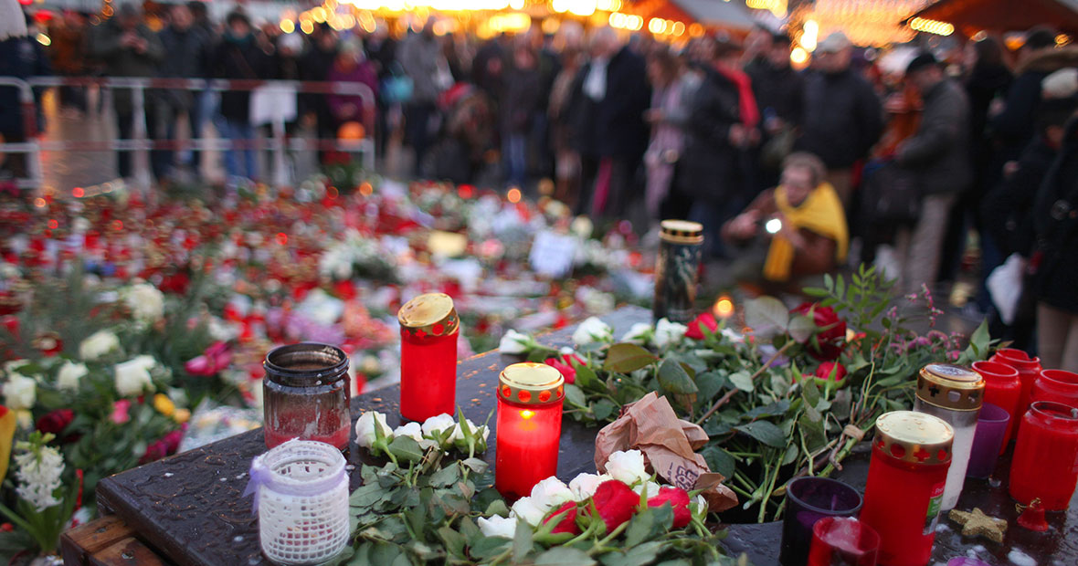 Kerzen und Blumen als Zeichen der Trauer auf dem Weihnachtsmarkt am Breitscheidplatz