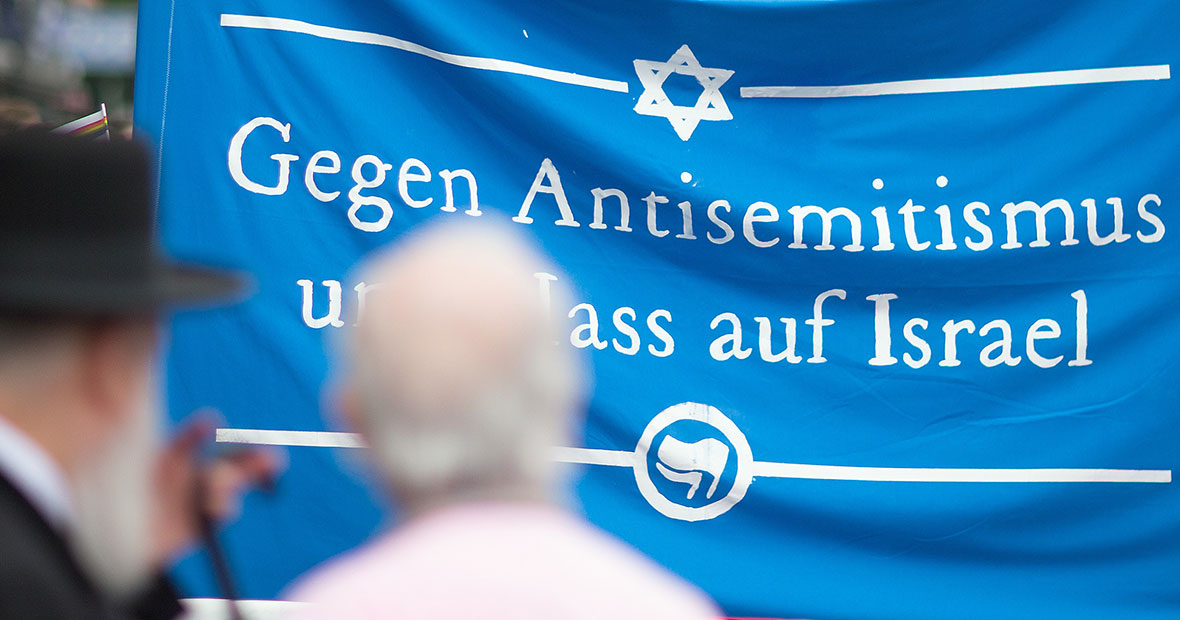 Transparent mit der Aufschrift: "Gegen Antisemitismus und Hass auf Israel"