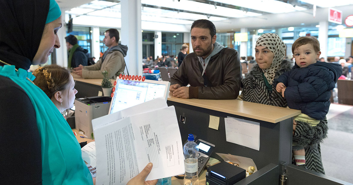 Eine Familie aus Syrien in der Registrierungsstelle für Flüchtlinge in Berlin