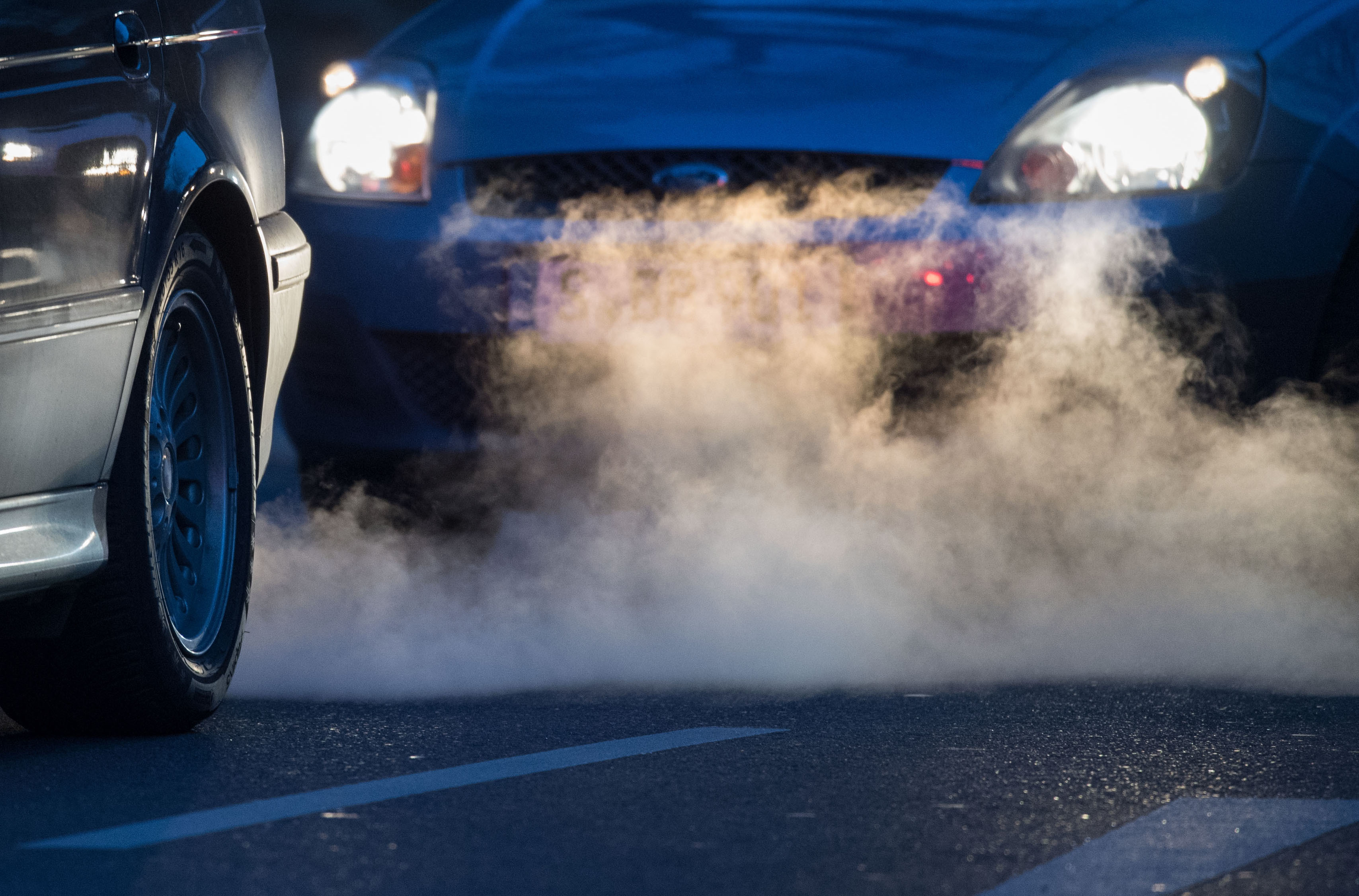 Abgase kommen aus einem Auspuff eines Autos