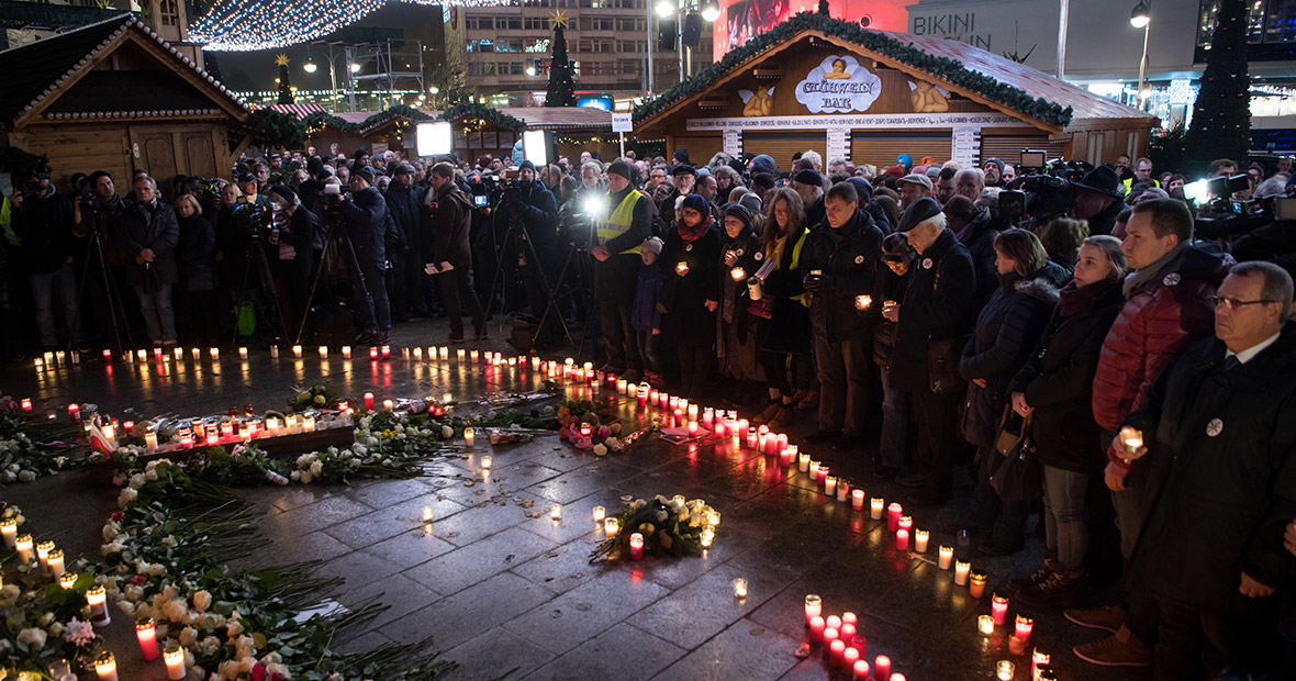 Zahlreiche Menschen stehen am 19.12.17 an der Gedenkstätte für die Opfer des islamistischen Terroranschlags