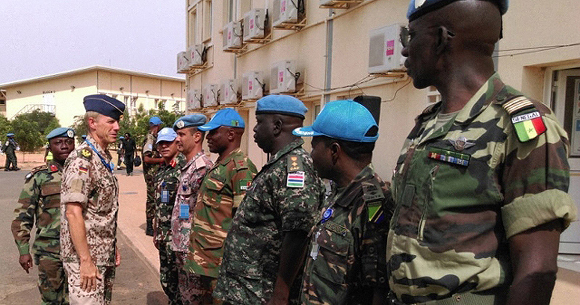 Begrüßung eines Bundeswehrsoldaten durch hochrangige UNAMID-Vertreter 