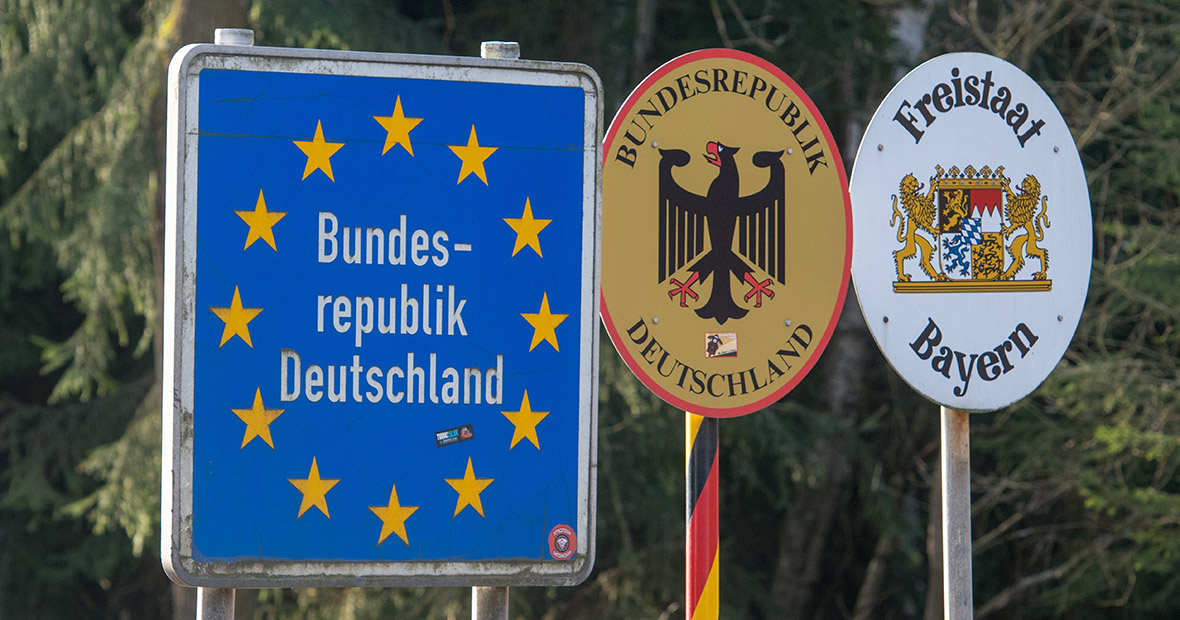 Grenzschilder mit den Wappen von Deutschland und Bayern 