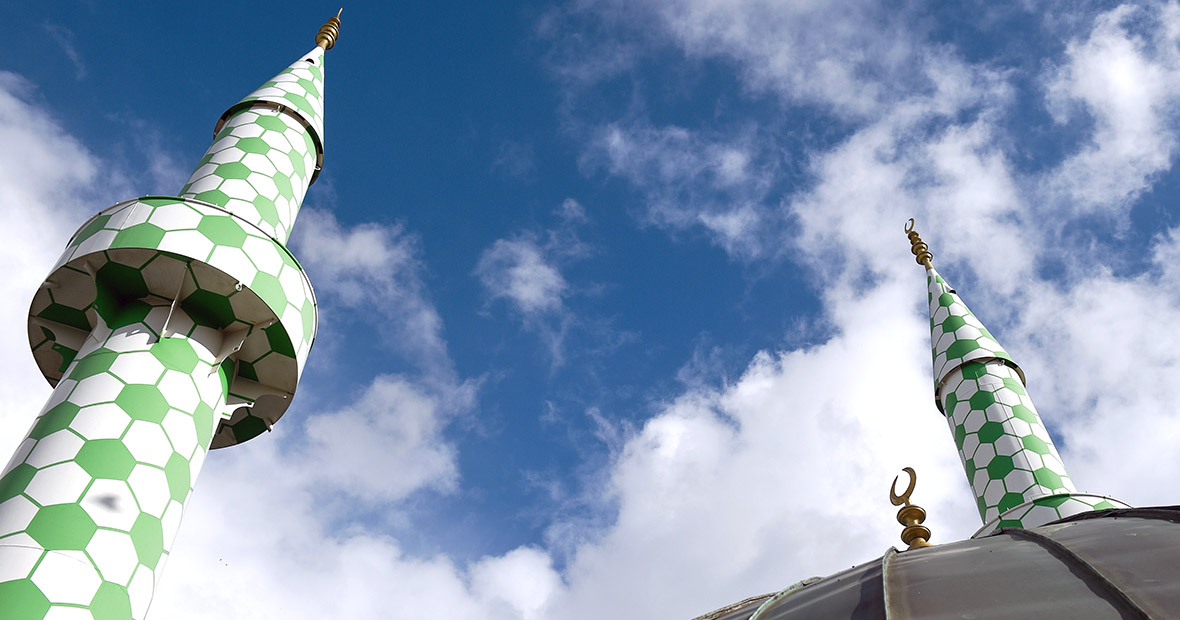 Wolken ziehen hinter den Türmen einer Moschee vorbei