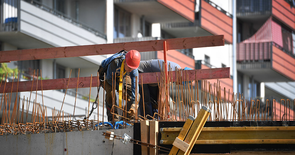 Arbeiter sichern eine Baustelle