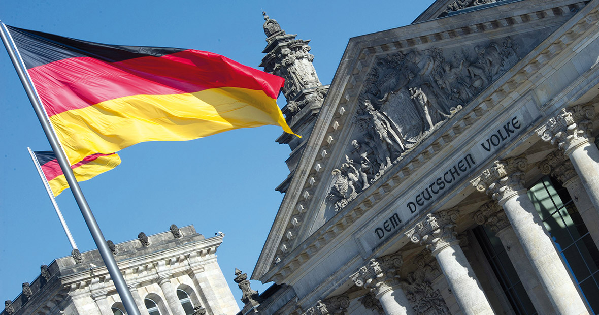 Deutschlandfahne vor dem Reichstagsgebäude des Deutschen Bundestages