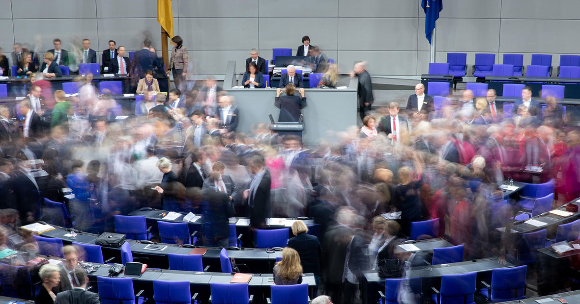 Bundestagsabgeordnete geben ihre Stimmkarte bei der namentlichen Abstimmung über die Reform des Werbeverbots für Abtreibungen (§ 219a) im Bundestag ab