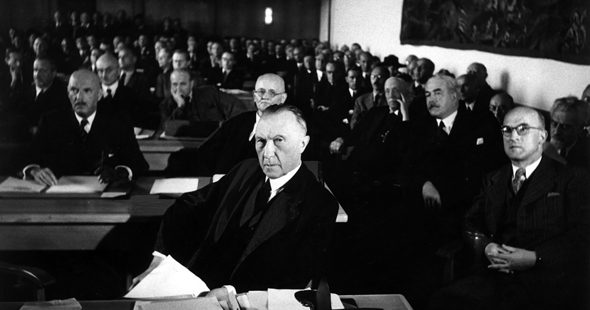 Der erste Vorsitzende der CDU in der britischen Besatzungszone, Konrad Adenauer (M), bei einer konstituierenden Versammlung des Parlamentarischen Rates in der Pädagogischen Akademie in Bonn.