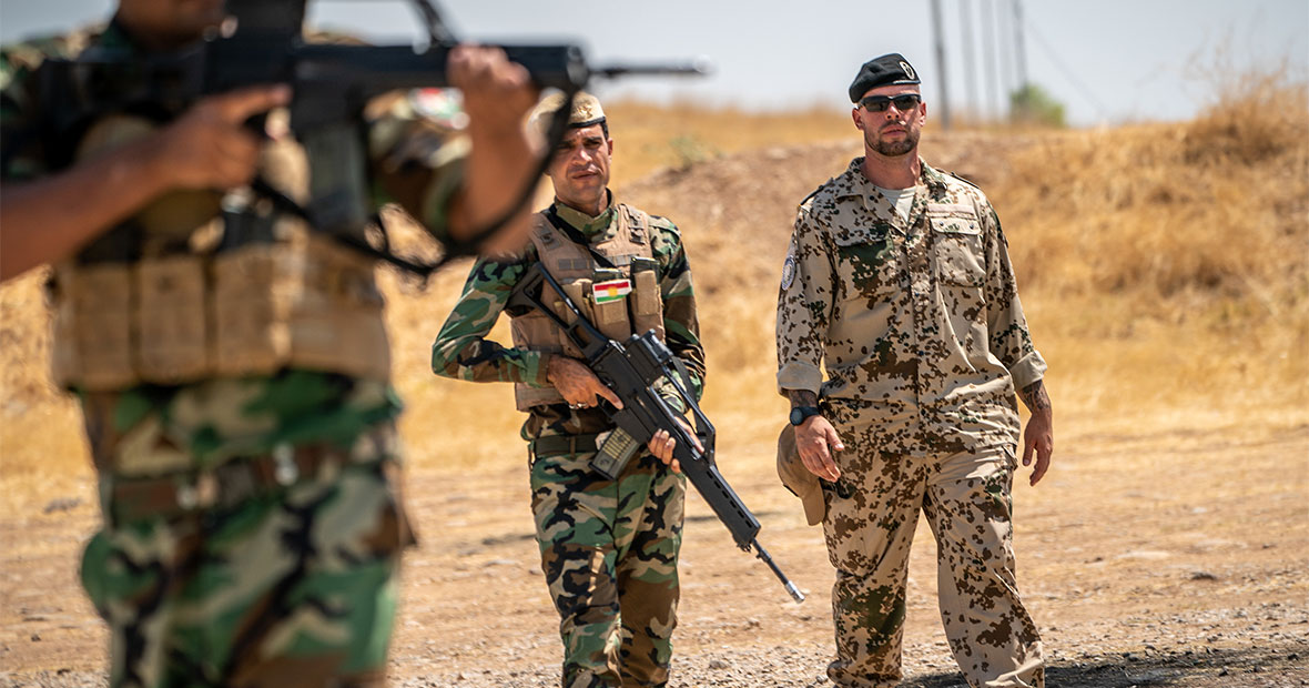 Bundeswehrsoldat begleitet auf dem Truppenübungsplatz in Bnaslawa die Ausbildung kurdischer Peschmerga