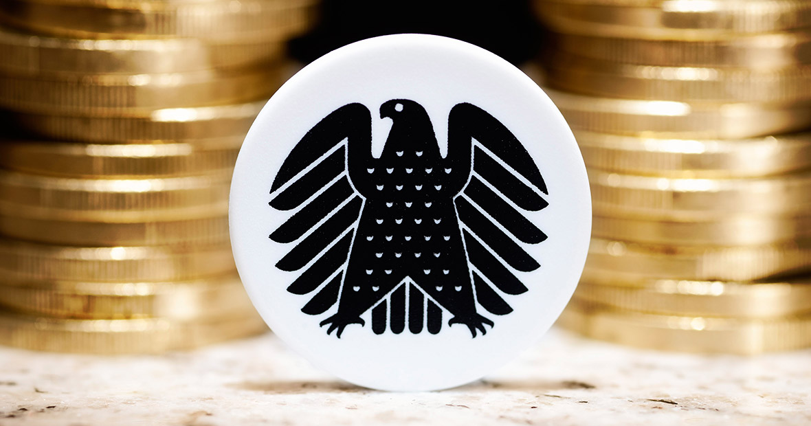 Bundesadler auf Münzstapel