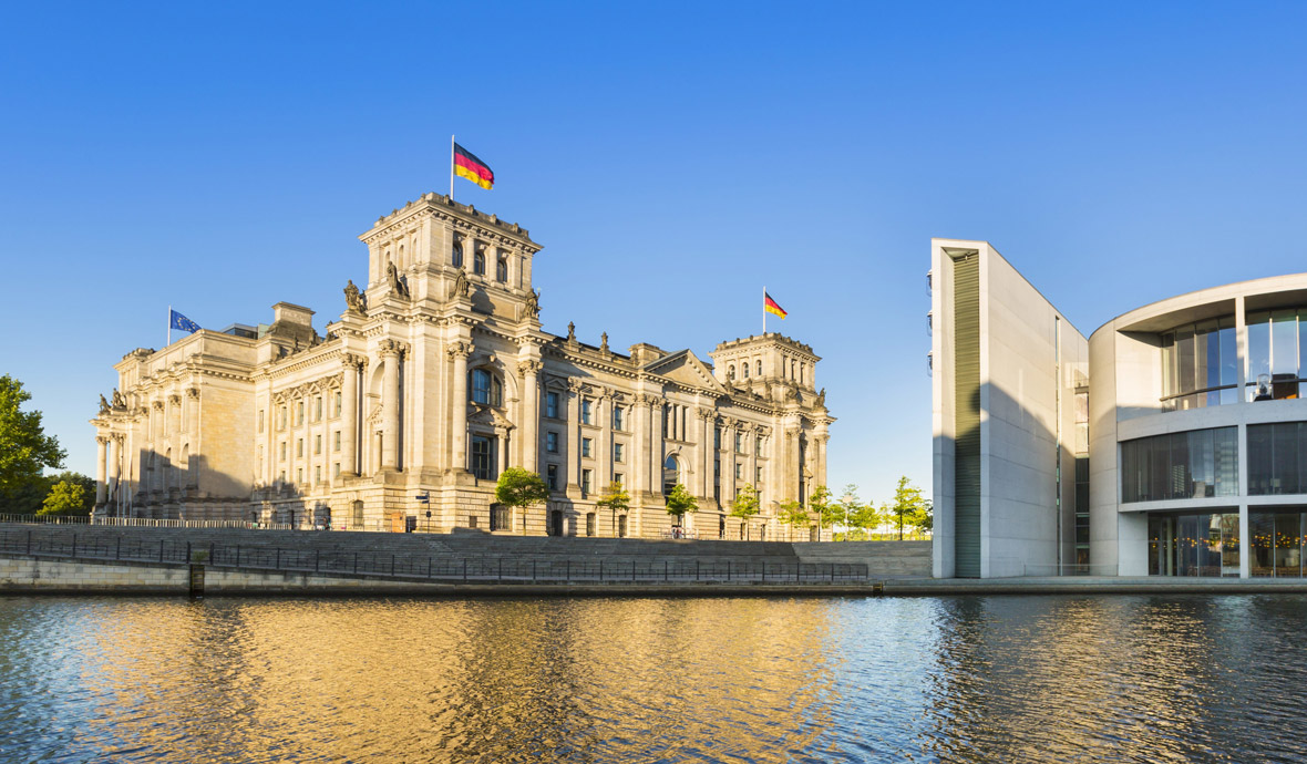 Reichstagsgebäude im Sommer