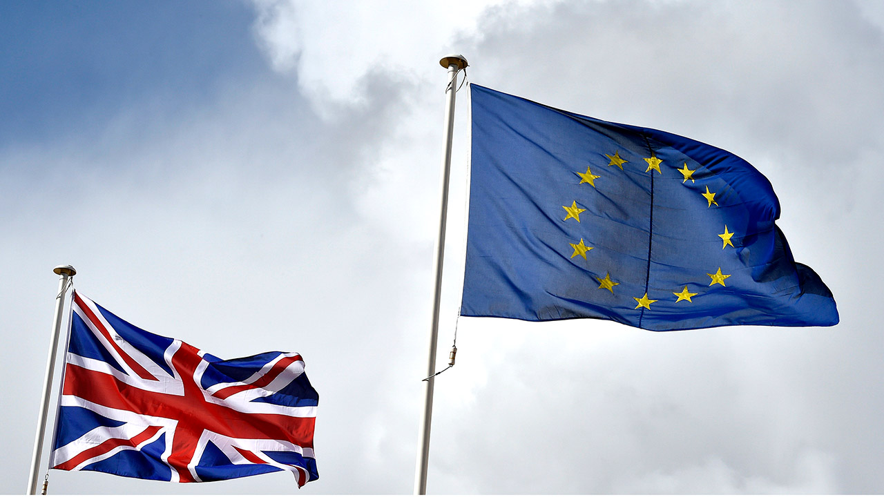 Fahnen von Großbritannien und der EU flattern im Wind