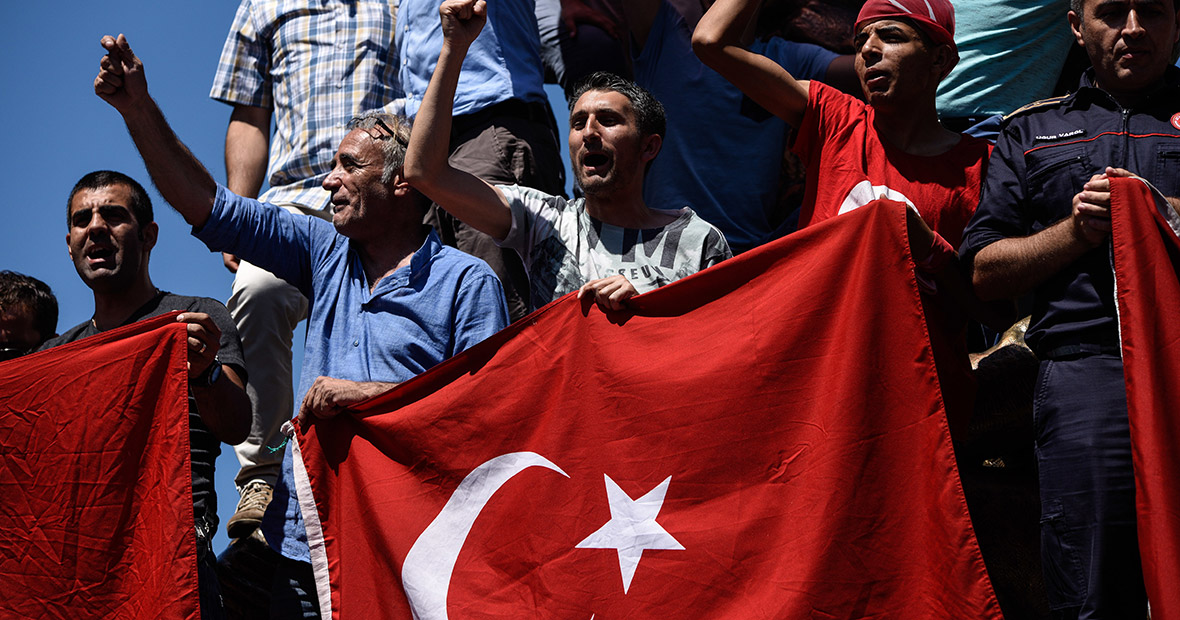 Türken protestieren gegen Putschversuch der türkischen Armee