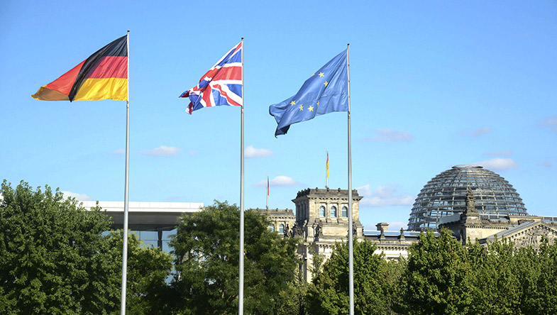 Fahne von Deutschland, Großbritannien und der EU wehen vor dem Reichstagsgebäude