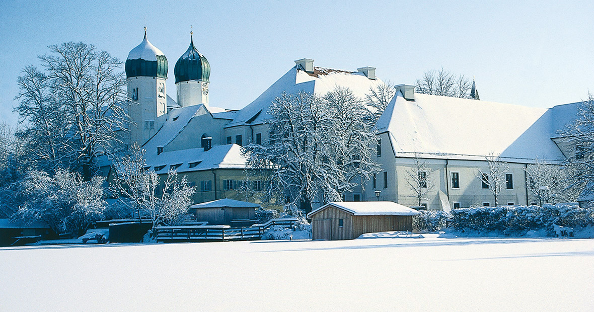 Kloster Seeon im Winter mit Schnee
