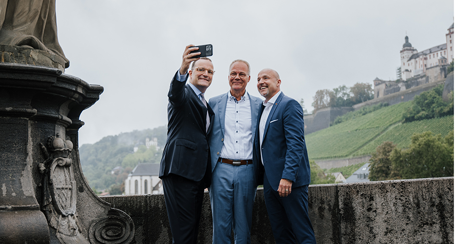 Vorsitzende auf der Mainbrücke