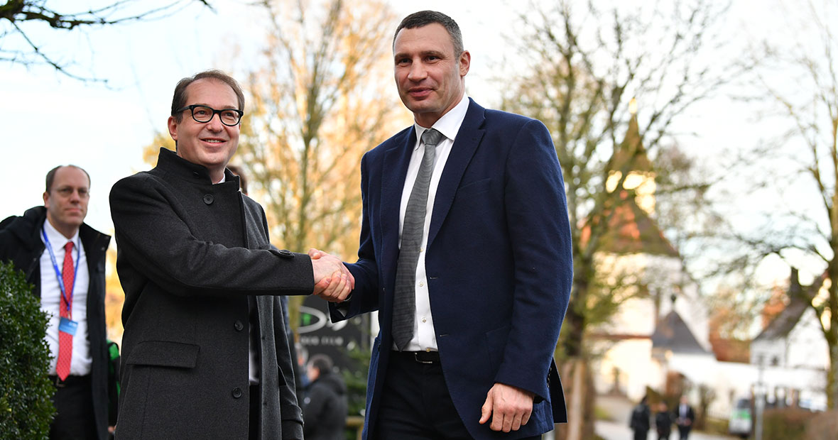 Alexander Dobrindt begrüßt Vitali Klitschko