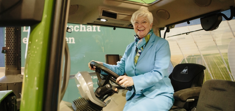 CSU-Landesgruppenvorsitzende Gerda Hasselfeldt im Traktor