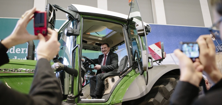 Der Parlamentarische Geschäftsführer der CSU-Landesgruppe Max Straubinger in einem Traktor