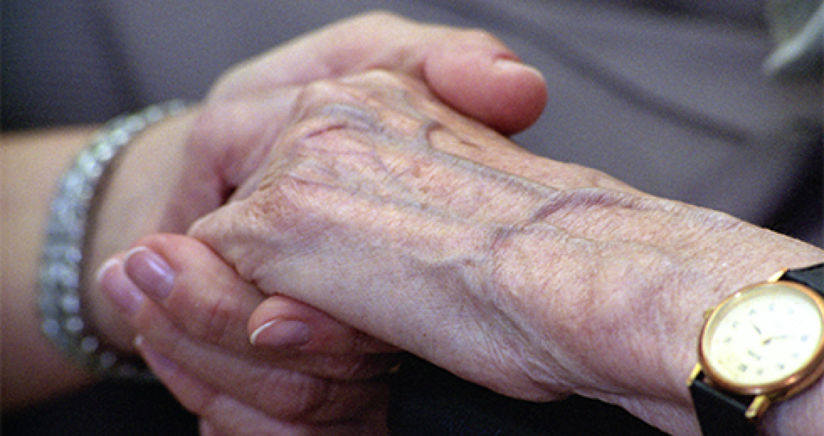 Pflegende Hände_490x275