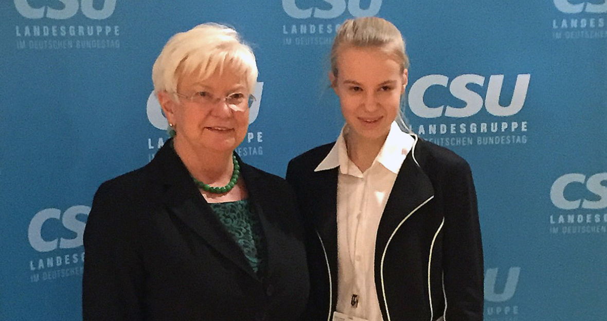Gerda Hasselfeldt und Praktikantin Heegewaldt Gerda Hasselfeldt und Praktikantin Johanna