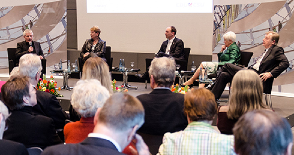 Podiumsdiskussion der CDU/CSU-Bundestagsfraktion anlässlich der ersten freien Volkskammerwahlen vor 25 Jahren Podiumsdiskussion der CDU/CSU-Bundestagsfraktion anlässlich der ersten freien Volkskammerwahlen vor 25 Jahren