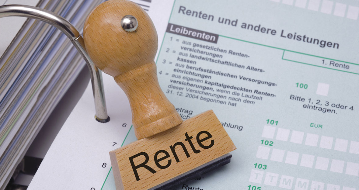 Stempel mit Aufdruck RENTE auf Steuerformular