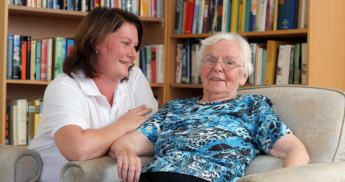 Pflegerin betreut Seniorin zu Hause Pflegerin betreut Seniorin zu Hause