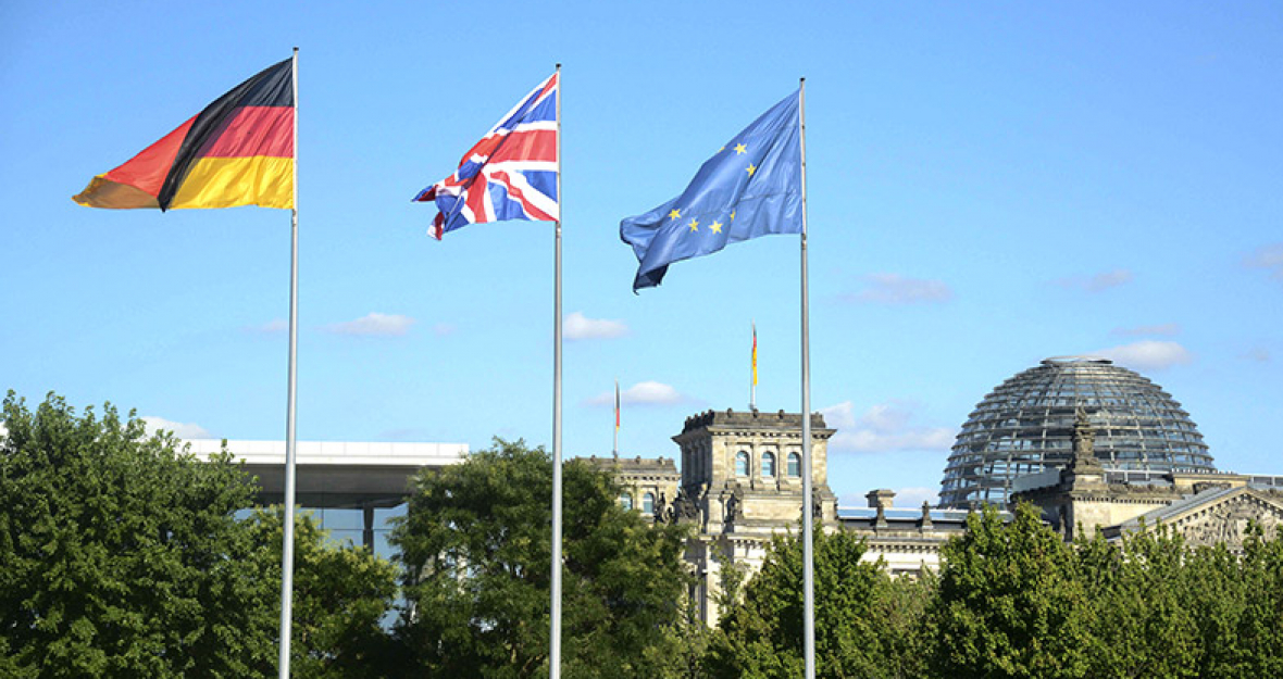 Fahnen von Deutschland, England und der EU wehen im Wind