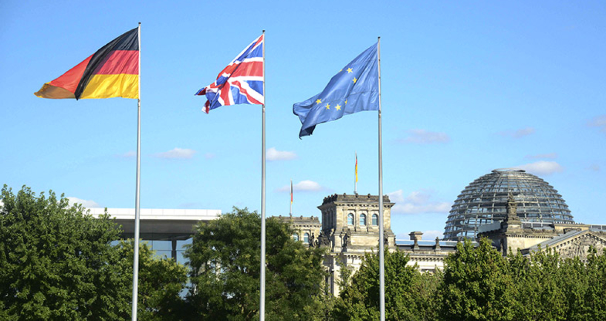 Fahnen von Deutschland, England und der EU wehen im Wind