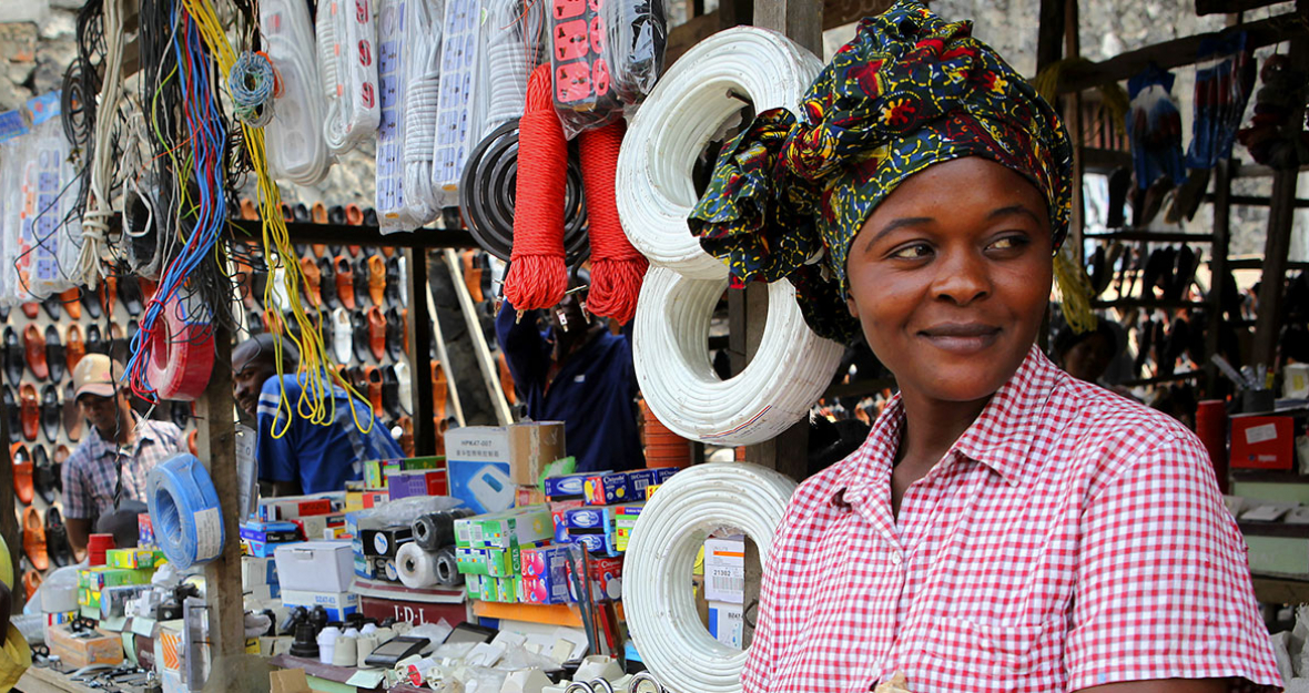 Marktstand in Goma mit Besitzerin