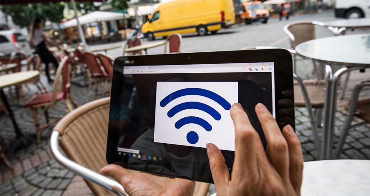 W-LAN Logo wird in einem Cafe auf dem Bildschirm eines Tablet-Computers angezeigt