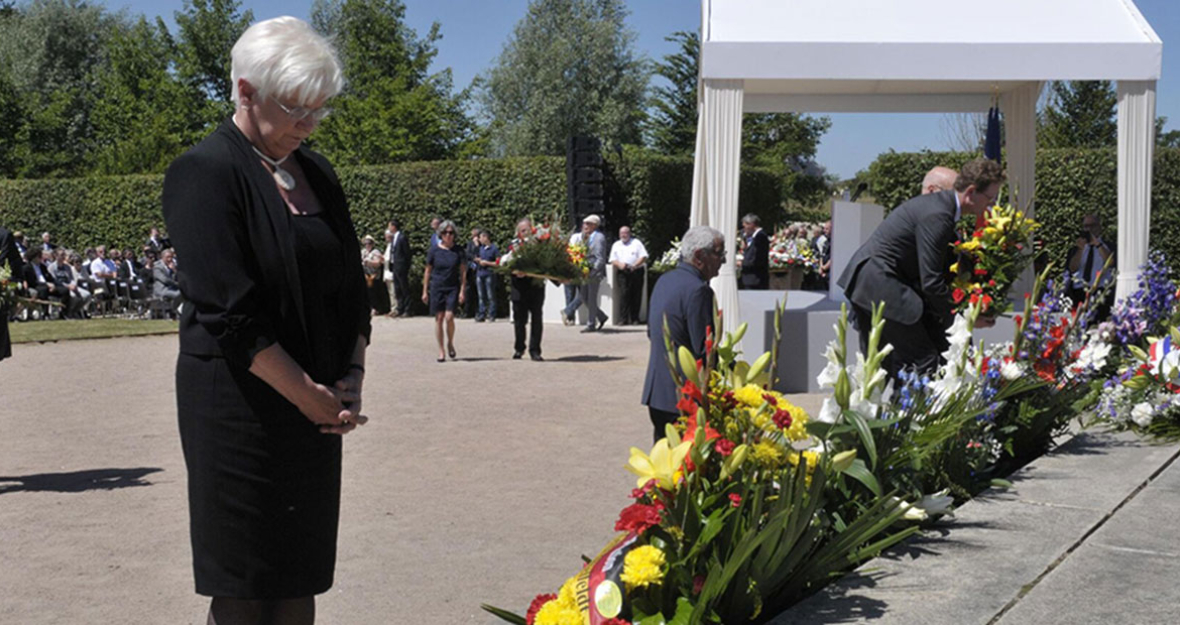 Gerda Hasselfeldt bei Kranzniederlegung in Oradour