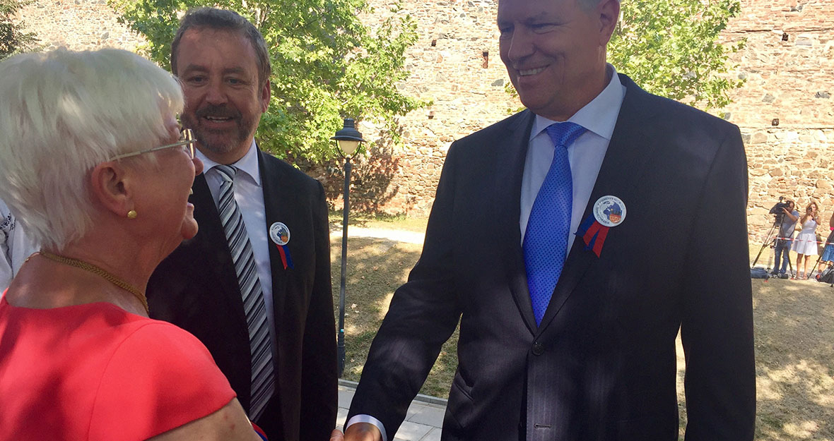 Gerda Hasselfeldt und Bernd Fabritius im Gespräch mit Staatspräsident Klaus Johannis Gerda Hasselfeldt und Bernd Fabritius im Gespräch mit Staatspräsident Klaus Johannis