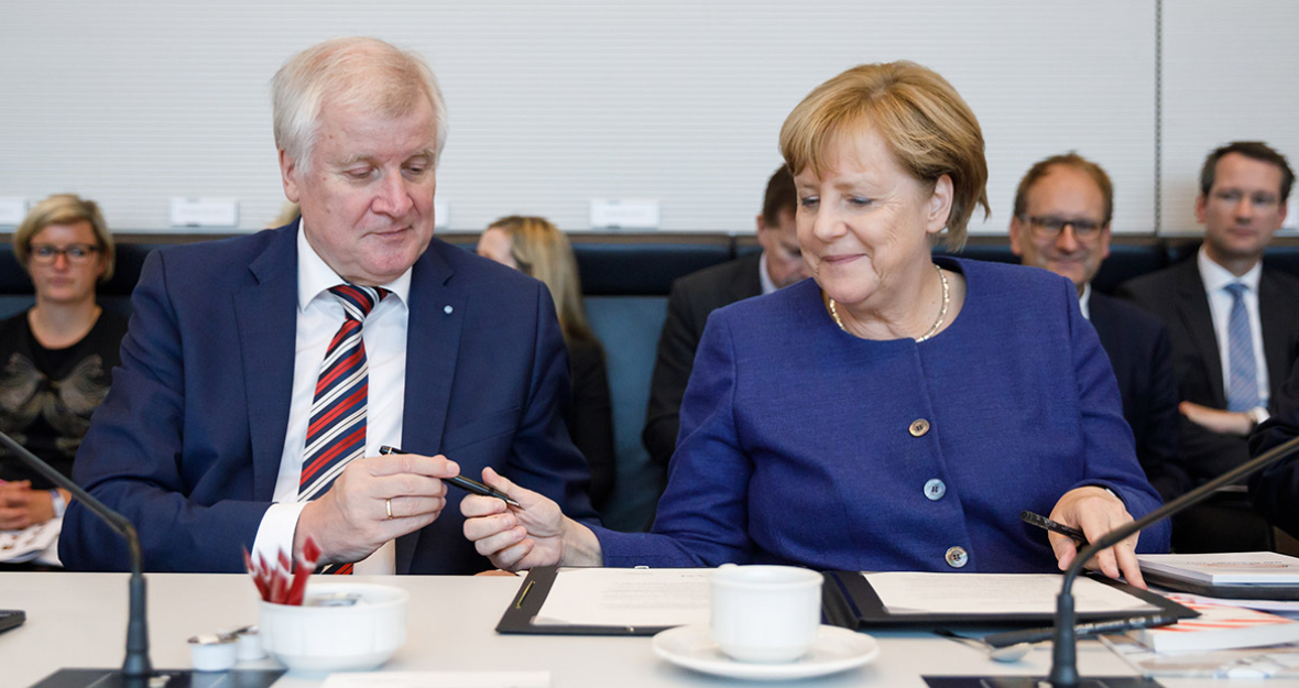 Bundeskanzlerin Angela Merkel und der bayerische Ministerpräsident Horst Seehofer unterzeichnen am 26.09.2017 in Berlin bei der Konstituierenden Sitzung der CDU/CSU-Bundestagsfraktion die Fraktionsvereinbarung